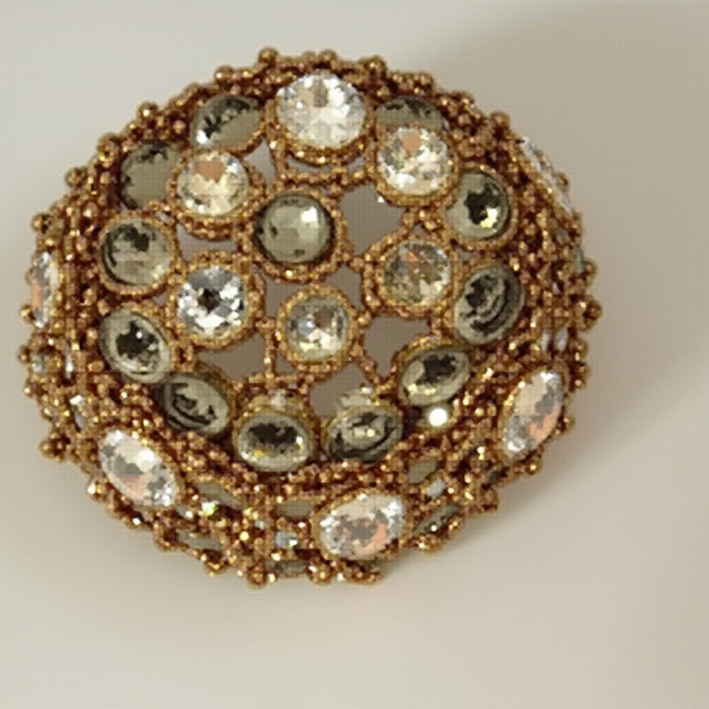 Crystal brooch with detailed gold setting